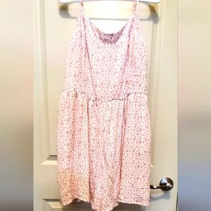 NWOT American Eagle romper with pockets! Adorable flower pattern. Has a liner.